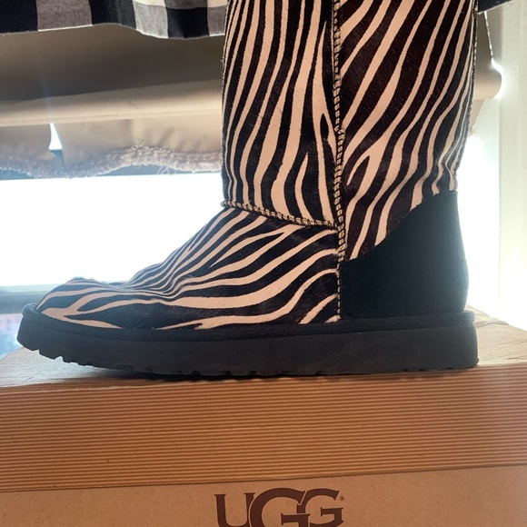 UGG Australia Women’s Classic Short Exotic Boot - Picture 7 of 16